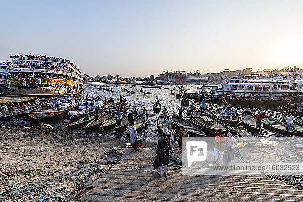 Passagierkanus im Hafen von Dhaka  Bangladesch  Asien