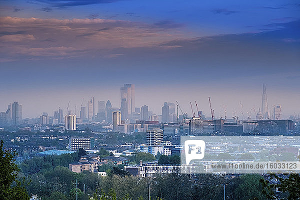 Blick vom Parliament Hill auf Hampstead Heath auf die Skyline der City of London  London  England  Vereinigtes Königreich  Europa