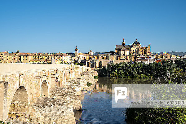 Die Römische Brücke (Puente Romano) und die Große Moschee von Cordoba an einem sonnigen Tag  UNESCO-Weltkulturerbe  Cordoba  Andalusien  Spanien  Europa