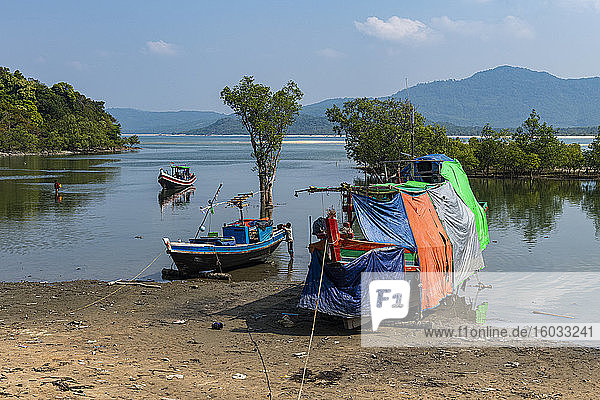 Sea gypsy boat near Maungmagan  Dawei  Mon state  Myanmar (Burma)  Asia