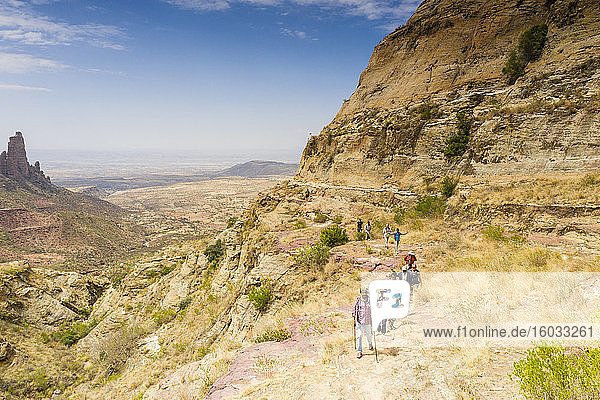 Äthiopische Reiseführer mit Touristen beim Wandern in den Gheralta-Bergen  Region Tigray  Äthiopien  Afrika