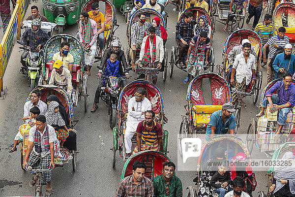 Völlig überfüllt mit Rikschas  eine Straße im Zentrum von Dhaka  Bangladesch  Asien
