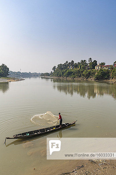 Fisherman on the Ye River  Ye  Mon state  Myanmar (Burma)  Asia