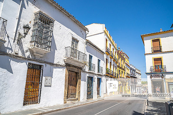 Typische Gebäude aus weißem Stein in Andalusien  mit gelbem Rand  Ronda  Andalusien  Spanien  Europa