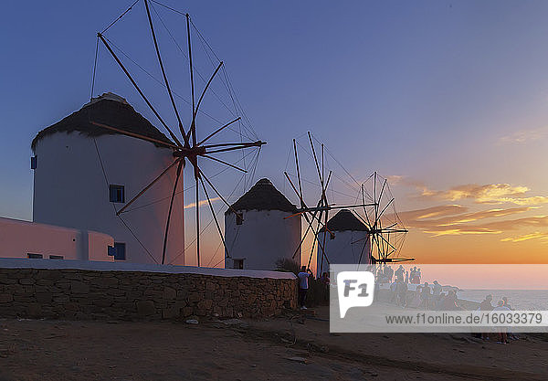 Windmühlen Kato Mili bei Sonnenuntergang  Stadt Mykonos  Mykonos  Kykladen  griechische Inseln  Griechenland  Europa