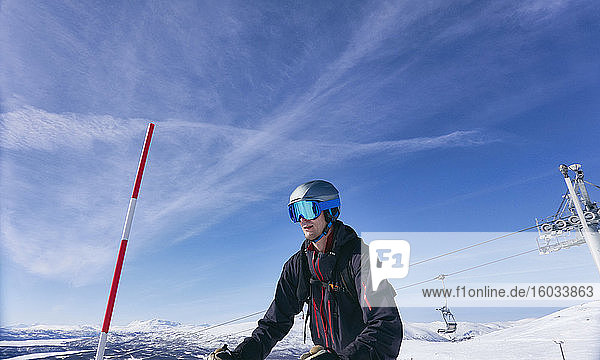 Mann Skilanglauf in Vasterbottens Lan  Schweden.