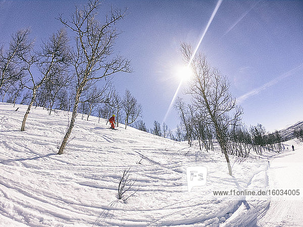 Weitwinkelaufnahme von Skilangläufern in Vasterbottens Lan  Schweden.