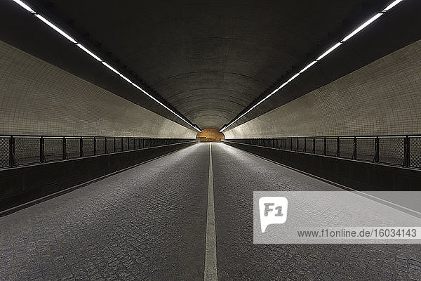 Blick über einen leeren Tunel da Ribeira  Porto  Portugal während der Corona-Virus-Krise.