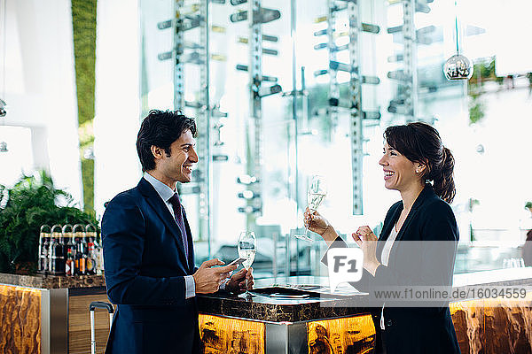 Geschäftsmann und Geschäftsfrau bei einem Drink an der Bar