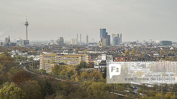 Sonnige Düsseldorfer Stadtlandschaft Nordrhein-Westfalen Deutschland