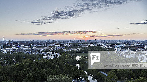 Panoramablick auf den Sonnenuntergang Westpark und das Stadtbild von München  Bayern  Deutschland