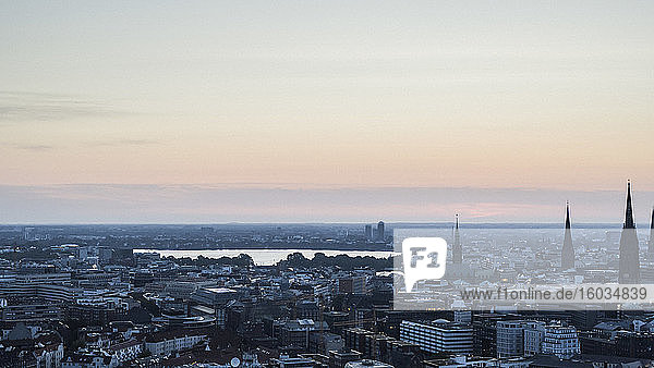 Panoramablick auf Hamburg und die Binnenalster in der Abenddämmerung  Deutschland