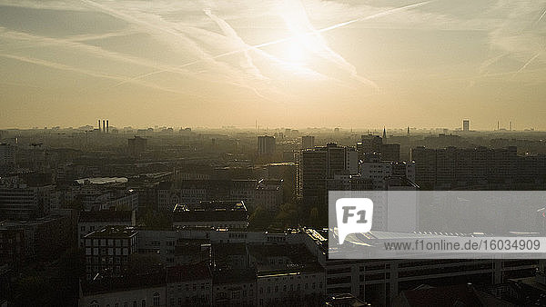 Sonnenuntergang über der Stadtsilhouette  Berlin  Deutschland