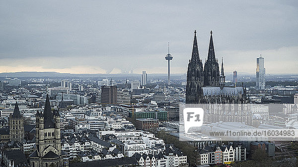 Kölner Dom und Colonius-Fernsehturm  Deutschland