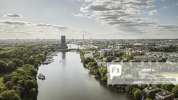 Sonnige  landschaftlich reizvolle Ansicht der Berliner Stadtlandschaft und der Spree  Deutschland