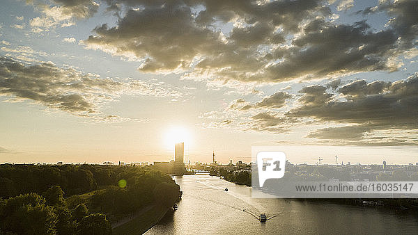 Sonnenuntergang über Berlin und der Spree Deutschland