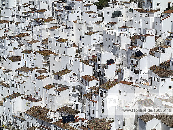 Stadtbild mit weißen Gebäuden  Casares  Andalusien  Spanien