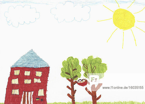 Kinder zeichnen Haus und Kinder in Hängematte zwischen Bäumen