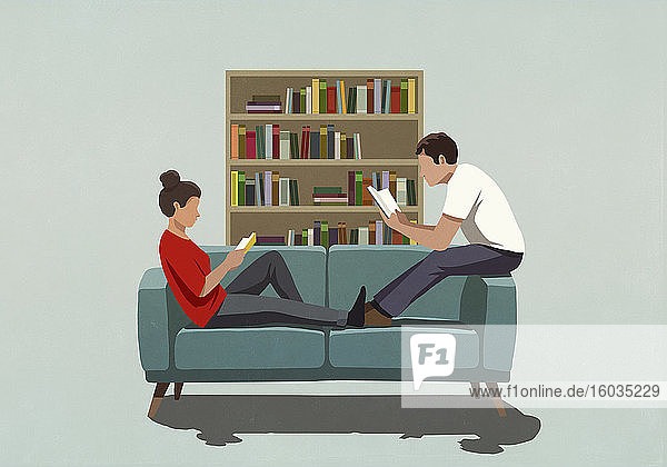 Ein Paar liest zu Hause auf dem Sofa Bücher