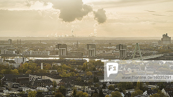 Rauch der aus der Fabrik hinter dem Kölner Stadtbild aufsteigt Deutschland