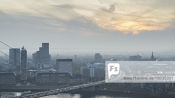 Düsseldorfer Stadtbild bei Sonnenuntergang  Nordrhein-Westfalen  Deutschland