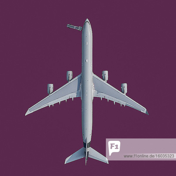 Blick von oben Flugzeug auf violettem Hintergrund