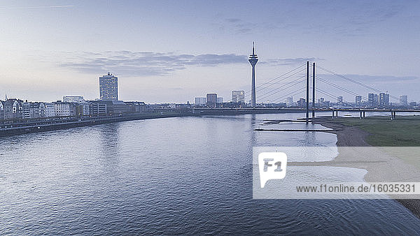 Rhein und Rheinturm in der Abenddämmerung  Düsseldorf  Nordrhein-Westfalen  Deutschland