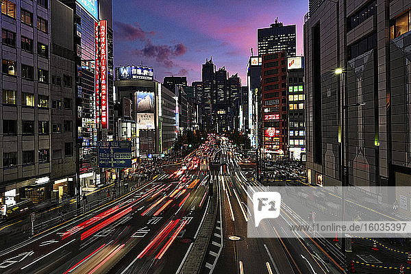 Autoschleifen auf der Straße in der Stadt Tokio Japan