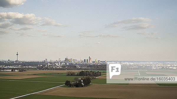 Ländliches Ackerland mit der Stadt Frankfurt im Hintergrund  Deutschland
