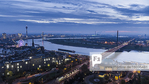 Düsseldorfer Stadtlandschaft in der Abenddämmerung beleuchtet  Nordrhein-Westfalen  Deutschland