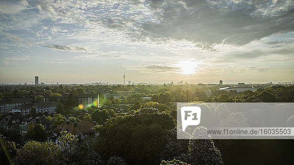 Idyllischer Sonnenuntergang über dem Westpark  München  Bayern  Deutschland