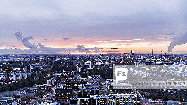 Kölner Stadtbild bei Sonnenuntergang Deutschland
