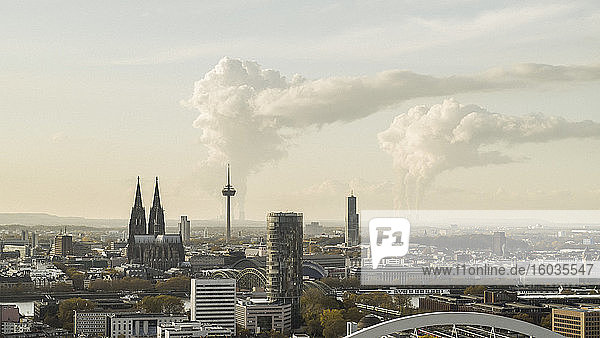 Rauch aus Fabriken hinter dem Kölner Stadtbild Deutschland