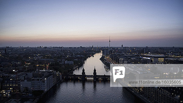 Blick auf Berlin und die Spree in der Dämmerung Deutschland