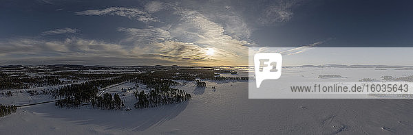 Landschaftsbild Sonnenuntergang über schneebedeckter Landschaft Arjeplog Lappland Schweden