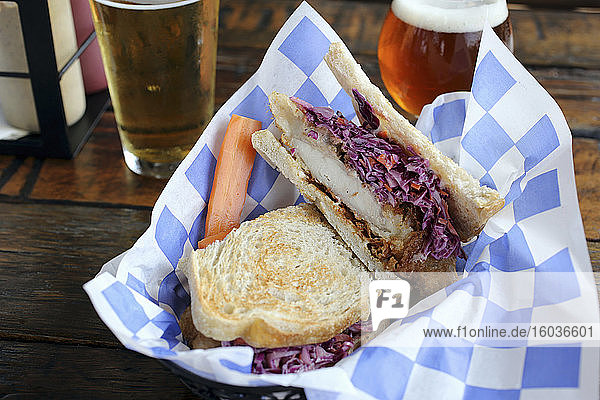 Hähnchenschnitzel-Sandwich mit Rotkohl im Biergarten