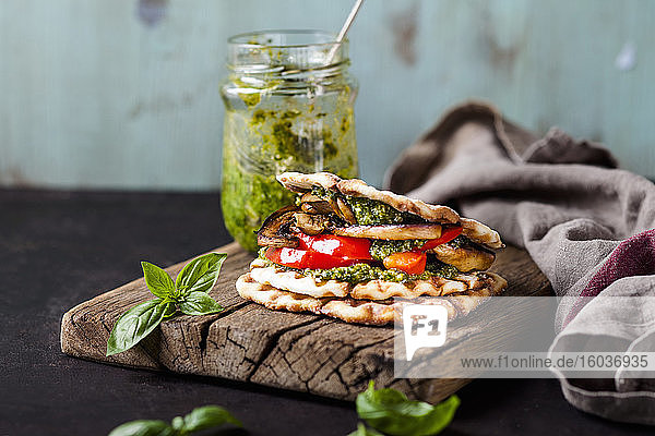 Veganes Waffel-Sandwich mit gegrilltem Gemüse und Pesto