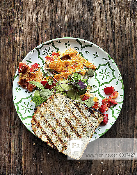 Sandwich mit Paprika-Rührei  Sprossen und Avocado