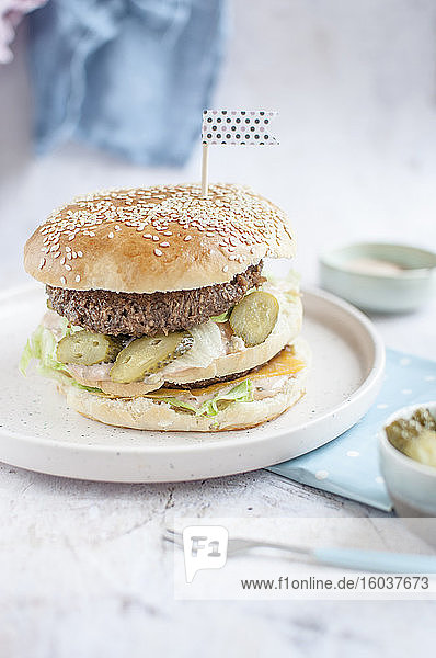 Veganer Burger mit Eisbergsalat  Essiggurken und Käseersatz