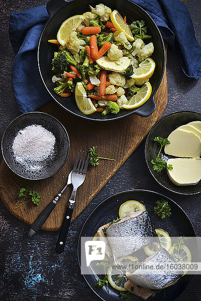 Lachs mit Zitronen und gedünstetem Gemüse