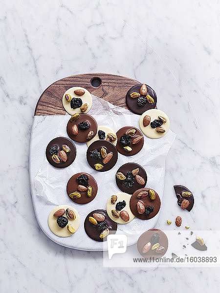 Schokoladentaler mit Nüssen und Kernen