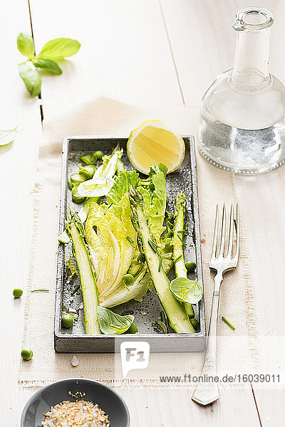 Lettuce leaves with asparagus and peas