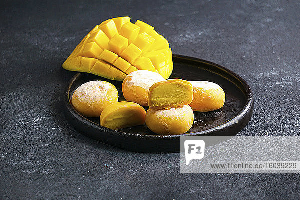 Mochi-Eis mit Mango (traditionelle japanische Reissüßigkeiten)