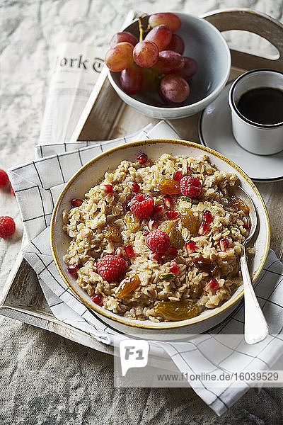 Frühstückstablett mit Porridge  Obst und Kaffee