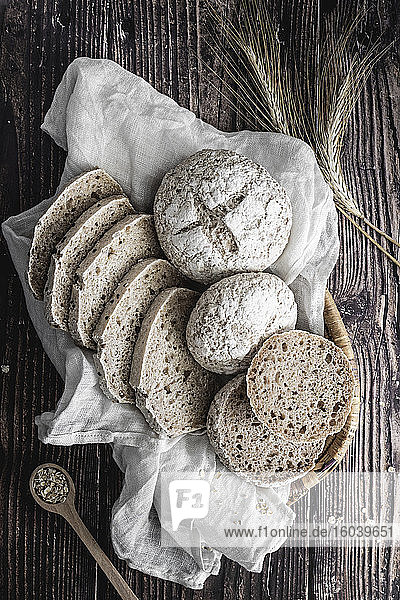 Glutenfreies Brot und Brötchen im Brotkorb