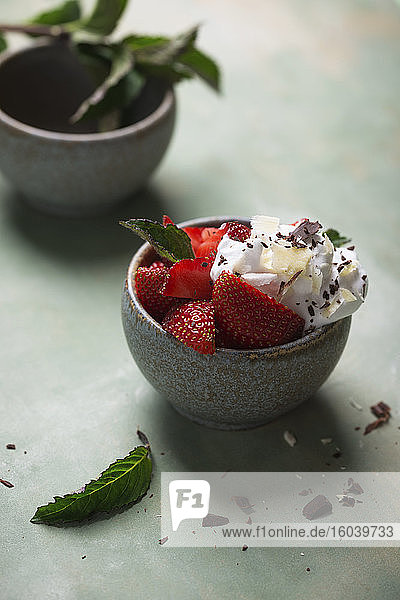 Erdbeeren mit Sojasahne  weißer und dunkler Reismilchschokolade