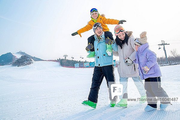 Eine vierköpfige Familie  die die Skigebiete zu Fuß erkundet