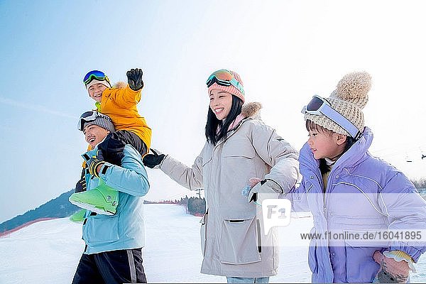 A family of four ski areas on foot