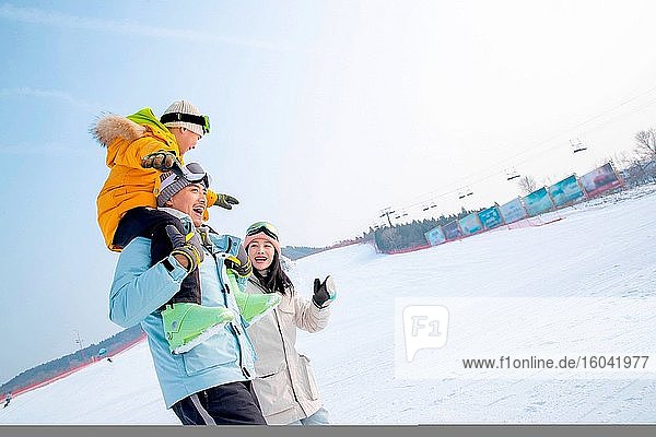 Eine dreiköpfige Familie im Skigebiet