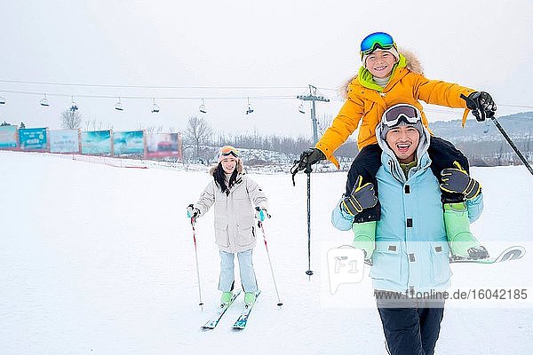 Skifahren beim Spielen einer dreiköpfigen Familie